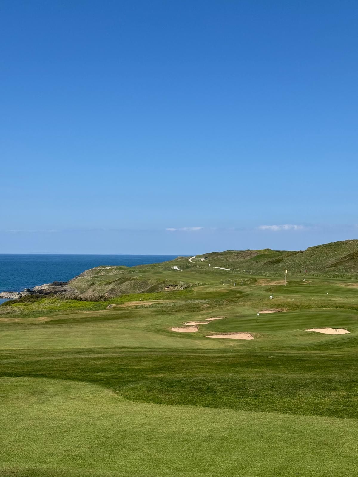 Coastal links course with bunkers and sea